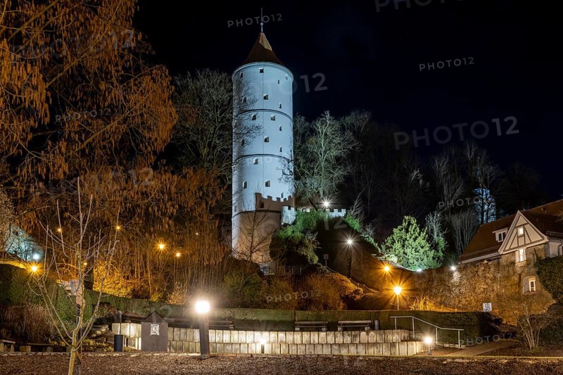 Night photo of the medieval town wall with White Tower, Biberach an der Riß, Upper Swabia, Baden-Württemberg, Germany
