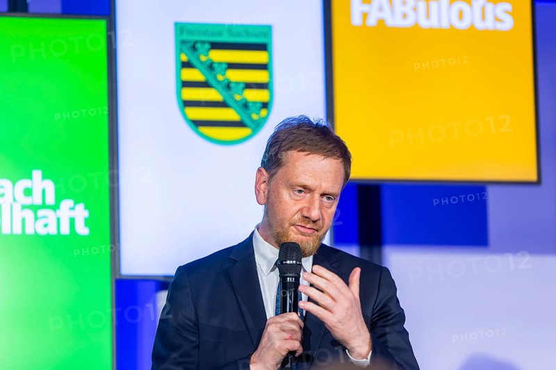 The Dresden factory is Jenoptik's most modern production facility. The optical systems manufactured there are what make the global chip industry possible in the first place. At almost 100 million euros, the largest single investment in the company's recent history has been realised. Prime Minister Michael Kretschmer gives a welcoming speech, Dresden, Saxony, Germany