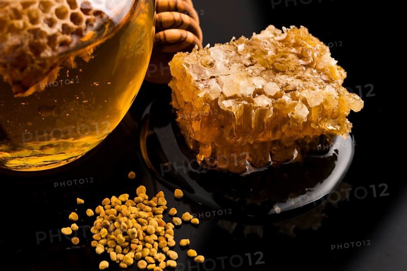 Fresh honey with honeycomb