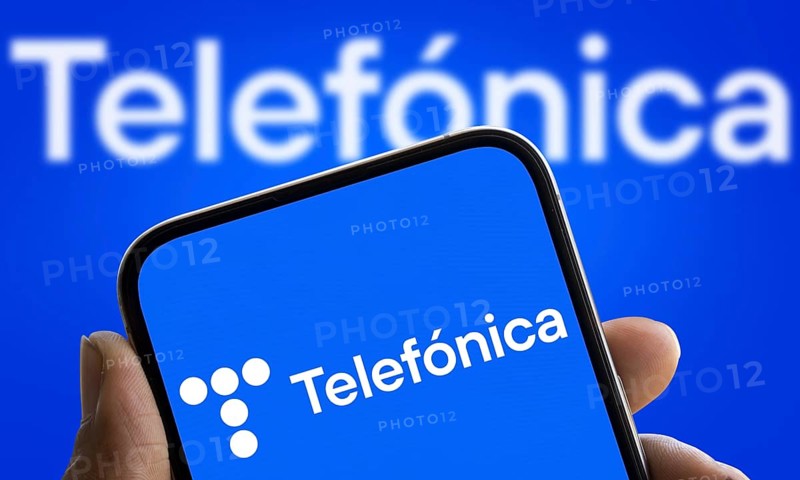 Telefonica logo is displayed on smartphone