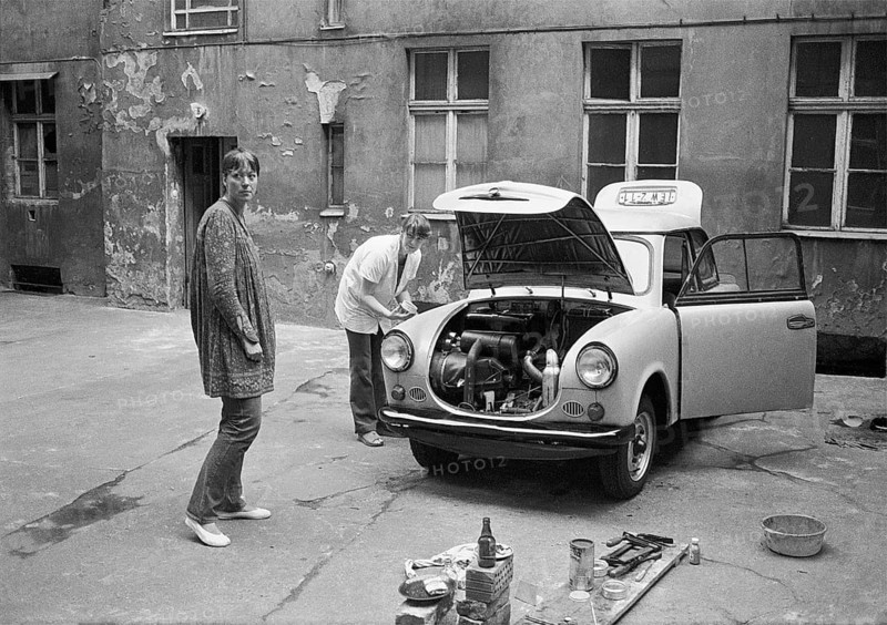 06.05.1982 GDR East Berlin district Prenzlauer Berg, Stargarder Straße, car repair on a backyard, a car type Trabant 600, year of construction 1963, is repaired by the owner, East Berlin, Berlin-Mitte, GDR GDR