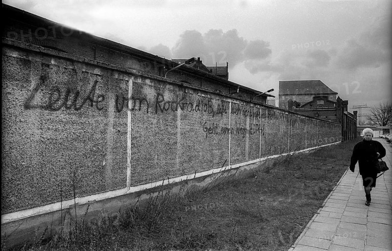 Germany, Berlin, 23 March 1992, Funkhaus in Nalepastraße, Mauer: People from rock radio, don't let yourselves be abused - go your own way with DT-64!