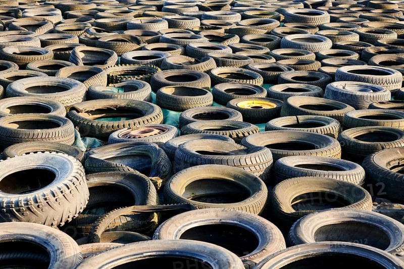 Tons of old used tyres in a mix