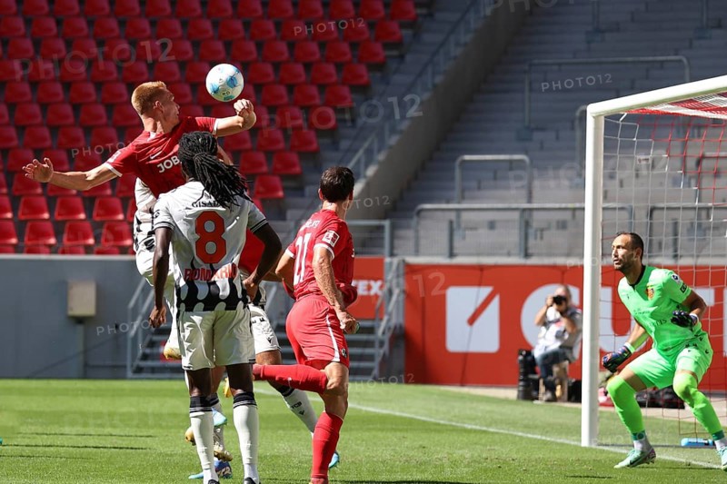 Philipp Lienhart (SC Freiburg) wins the header duel, in the background Marco Wörner (SC Freiburg) scores to make it 3:0 in the football test match: SC Freiburg - FC Basel REGULATIONS PROHIBIT ANY USE OF PHOTOGRAPHS AS IMAGE SEQUENCES AND/OR QUASI-VIDEOn Photo: Joachim Hahne/johapress, Freiburg, Germany / Germany
