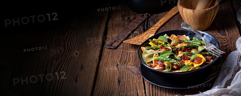 Pasta salad with green asparagus, olives and Parma ham