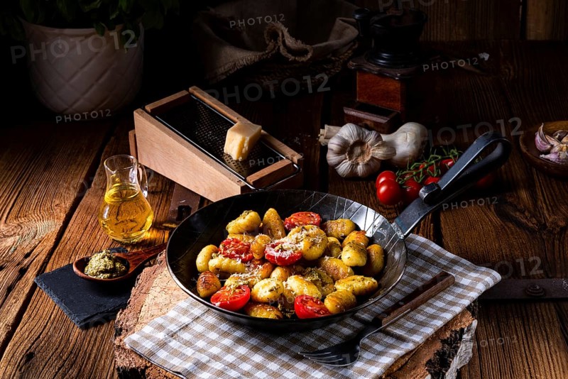 Gnocchi gebacken mit grünem pesto, kirsch tomaten und parmesan