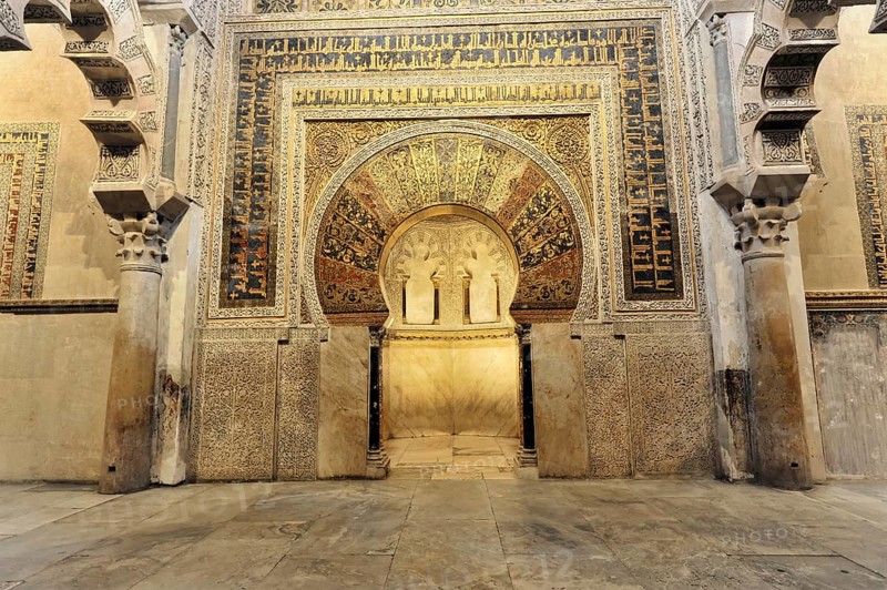 La Mezquita, Mosque, Cathedral of Cordoba, Cordoba, Andalusia, Spain, Europe, Magnificently decorated arcade wall with Islamic ornaments and gold decorations