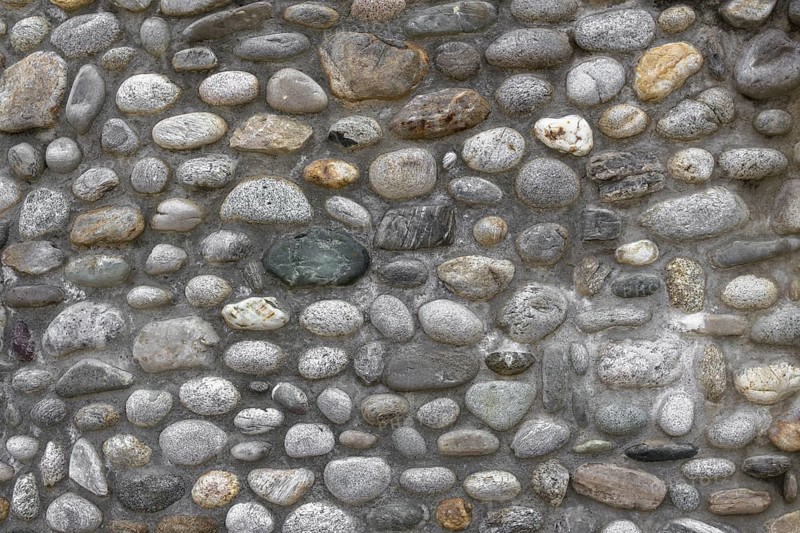 Front view of a wall of stones with cut irregular