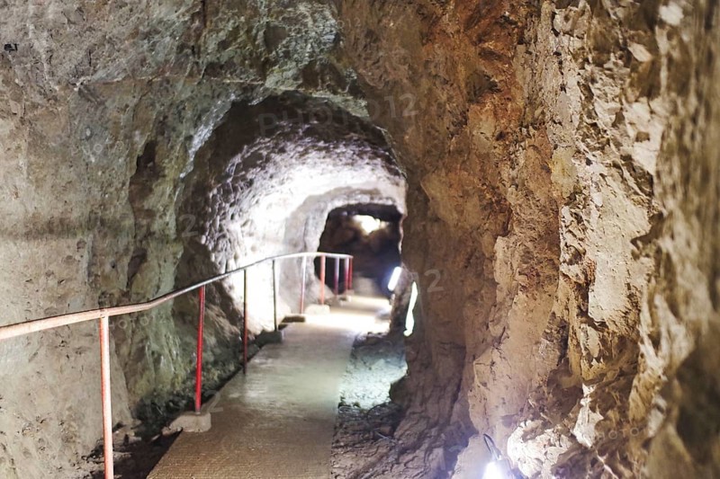 A safe path in a stalactite cave