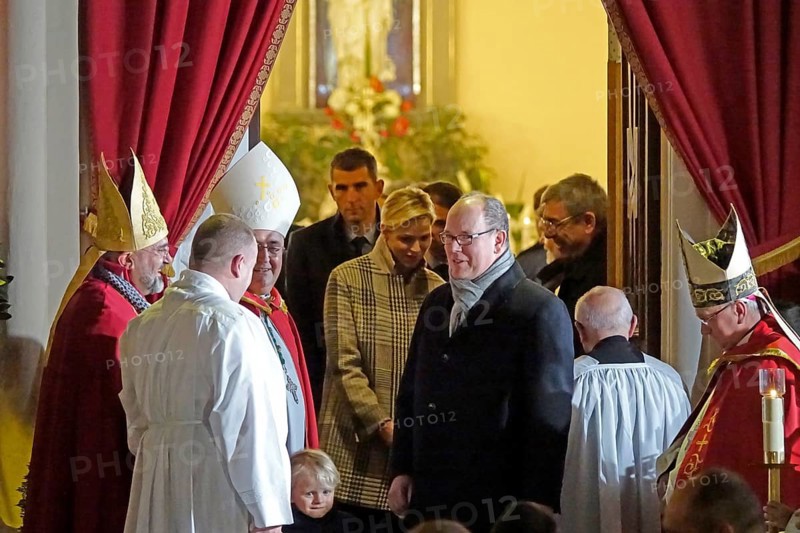 Celebration in honour of the patron saint of the Principality of Monaco Sainte Devote in front of the chapel of the same name with Prince Albert II, Princess Charlene and the children Prince Jacques and Princess Gabriella of Monaco, Principality of Monaco, Mediterranean Sea