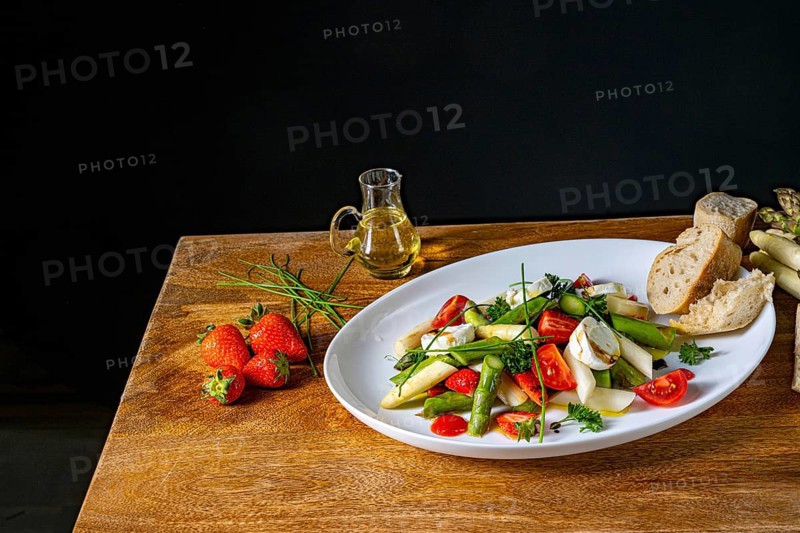 Asparagus salad with strawberries, tomatoes and goat's cheese