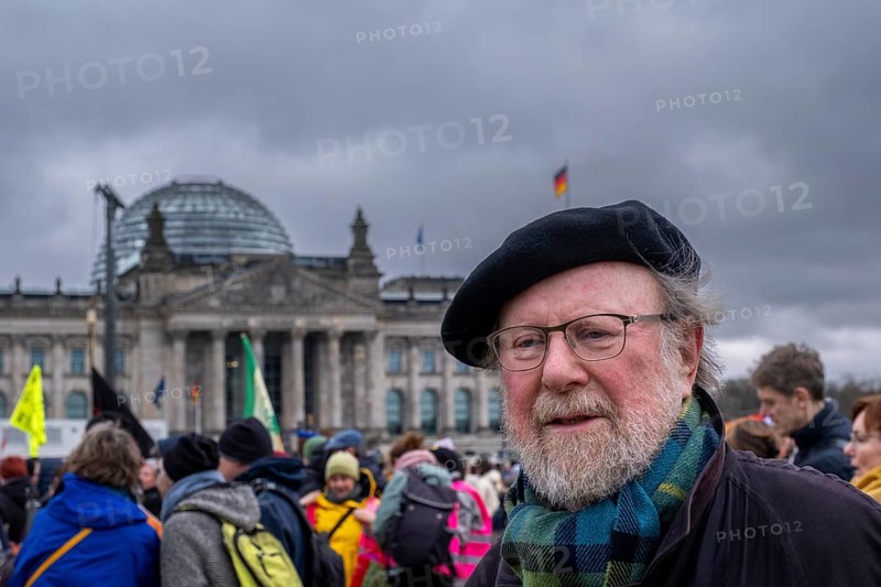 Germany, Berlin, 3 February 2024, Protest against the rise of right-wing extremism, called by the alliance Hand in Hand, Jetzt solidarisch aktiv werden! . Following a rally on the lawn in front of the Reichstag building, Wolfgang Thierse, former President of the German Bundestag