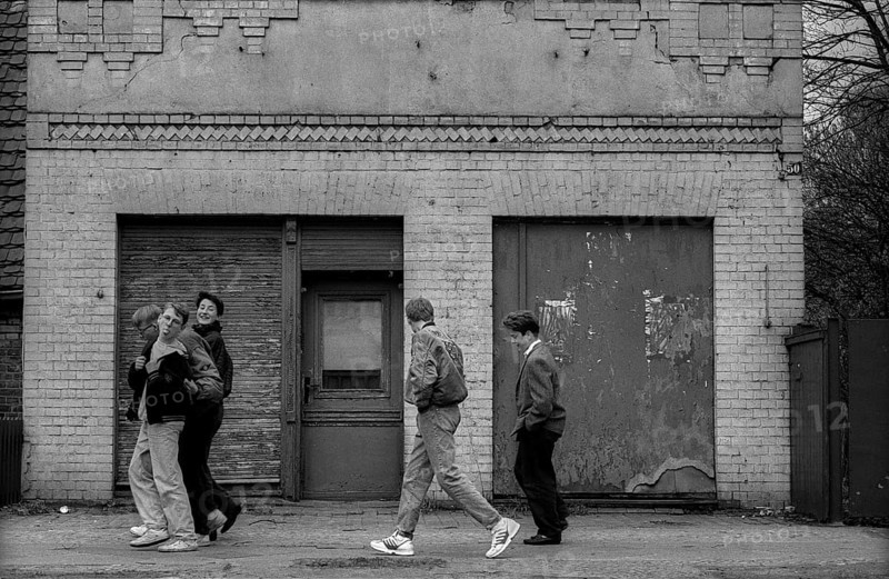 Germany, Hennigsdorf, 14.04.1992, Ruin in Hennigsdorf, closed shop, teenagers