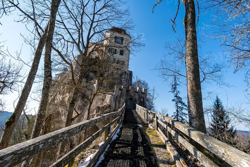 Spring hike in the beautiful Danube valley, along the Kallenberg castle ruins, to Bronnen Castle near Fridingen on the Danube