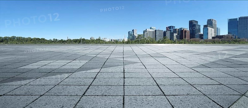 Leerer Marmorboden mit Stadtbild und Skyline im klaren blauen Himmel