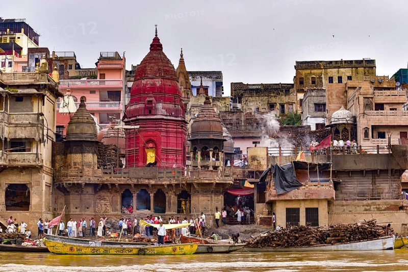 Body burning ceremony at Manikarnika Ghat on the Ganges river, Varanasi, India