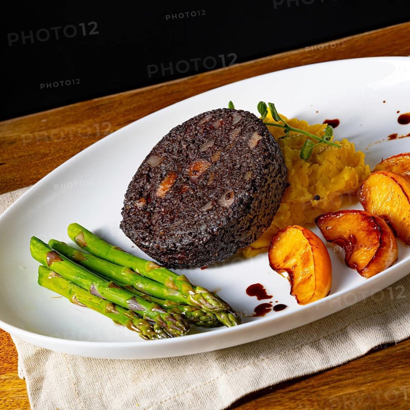 Black pudding with green asparagus and roasted apple