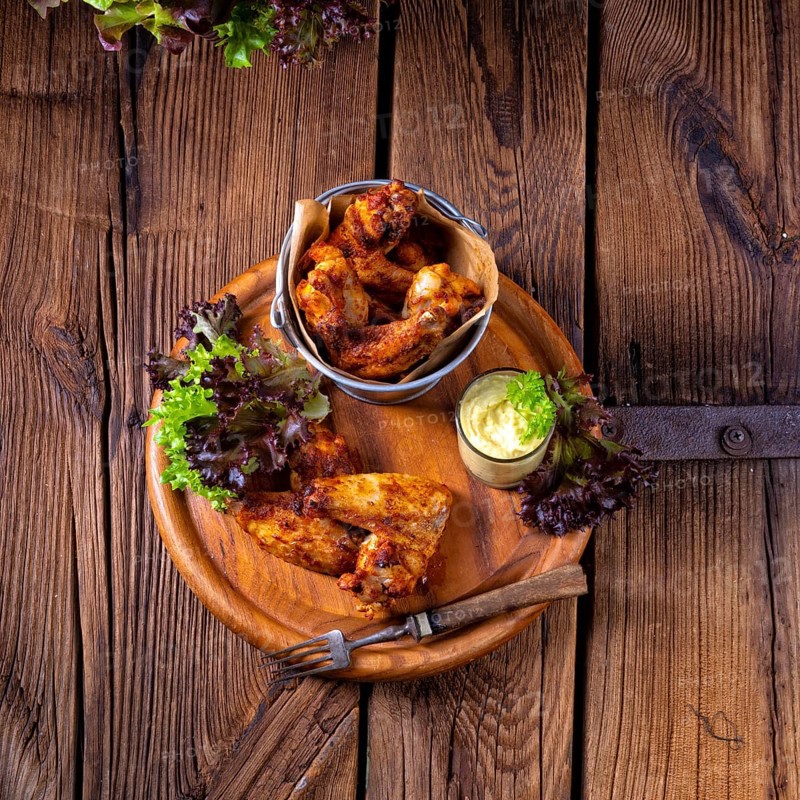 Savory gewürzte hühnerflügel aus dem ofen