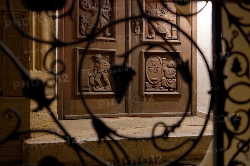 Nostalgic wooden door with gastronomic motifs, Schwäbisch Hall, Kocher Valley, Kocher, Old Town, Germany