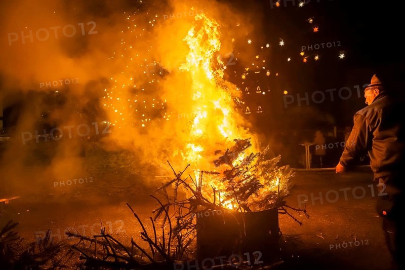 Christmas tree burning on the Kleinnauendorf fairground. The local history association G-Haus invited people to a fiery spectacle to part with their old Christmas trees. What was particularly remarkable was the fact that there were very quickly burning specimens and, in turn, almost unburnable ones, Kleinnauendorf, Saxony, Germany