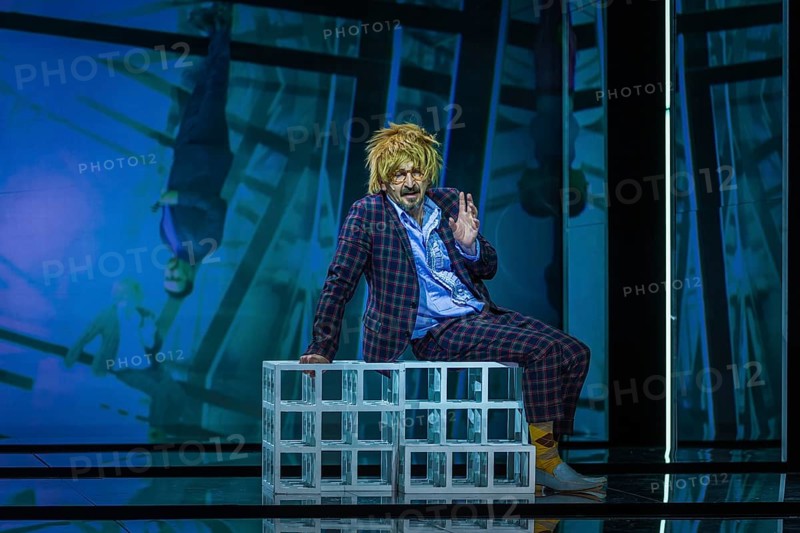 Operation Mindfuck, A wild ride through filter bubbles, conspiracy theories and unbelievable historical events ? based on a true story, but not really. A real mindfuck. In a production by the Gorki Theatre (Berlin) . Director: Yael Ronen, stage: Magda Willi, costumes: Amit Epstein. With: Maryam Abu Khaled, Aysima Ergün, Orit Nahmias, Taner ?ahintürk, Till Wonka. Photo rehearsal on 25.05.2022