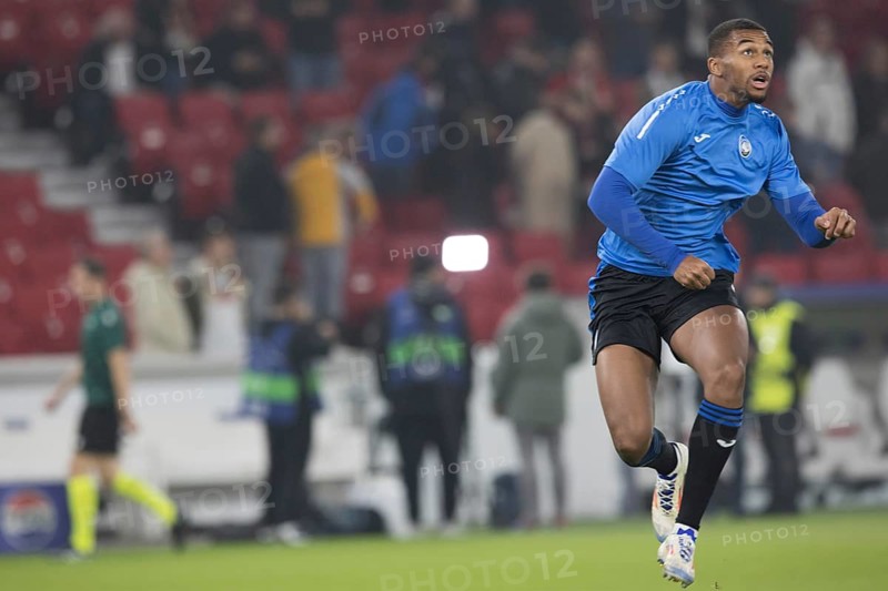 Football match, Isak HIEN Atalanta Bergamo jumps in the air looking upwards during the pre-match warm-up, Stuttgart Arena, Stuttgart