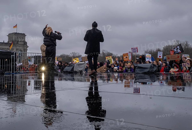 Germany, Berlin, 3 February 2024, Protest against the rise of right-wing extremism, called by the alliance Hand in Hand, Jetzt solidarisch aktiv werden! . Following a rally on the lawn in front of the Reichstag building