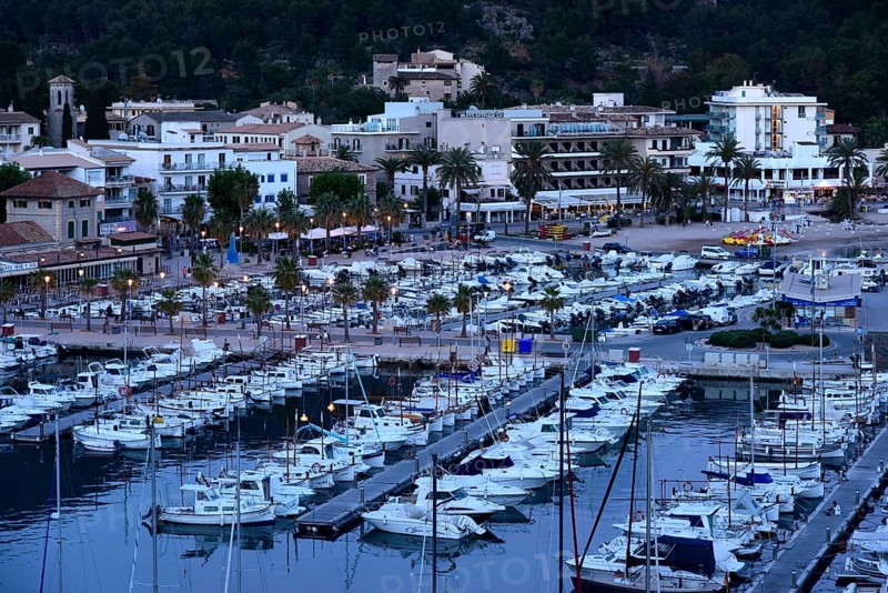 Harbour at dusk, behind it the promenade, Puerto Soller, Port de Soller, Majorca, Majorca, Balearic Islands, Balearic Islands, Mediterranean Sea, Spain