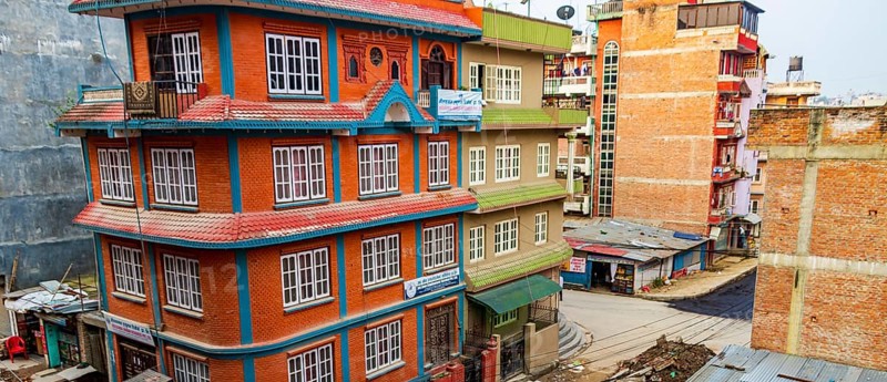 Kathmandu Nepal 21. Mai 2018 Colorful dirty and dusty street and construction area in Sinamangal, Kathmandu, Nepal