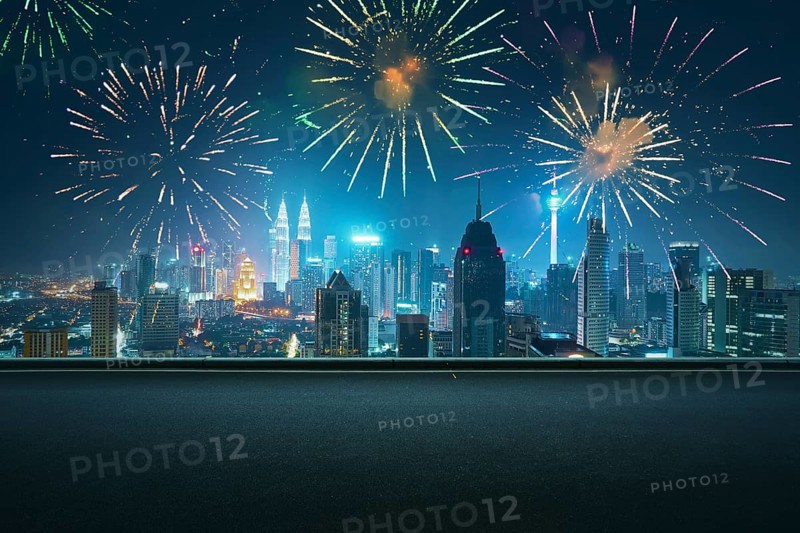 Asphalt leere Straßenseite mit Stadt Skyline und Feuerwerk Himmel Hintergrund . Nachtszene mit Feuerwerksfeier