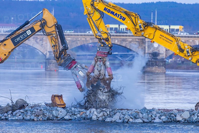 After the partial collapse of the Carola Bridge, demolition work continues on a dam built directly in the Elbe. Dresden, Saxony, Germany