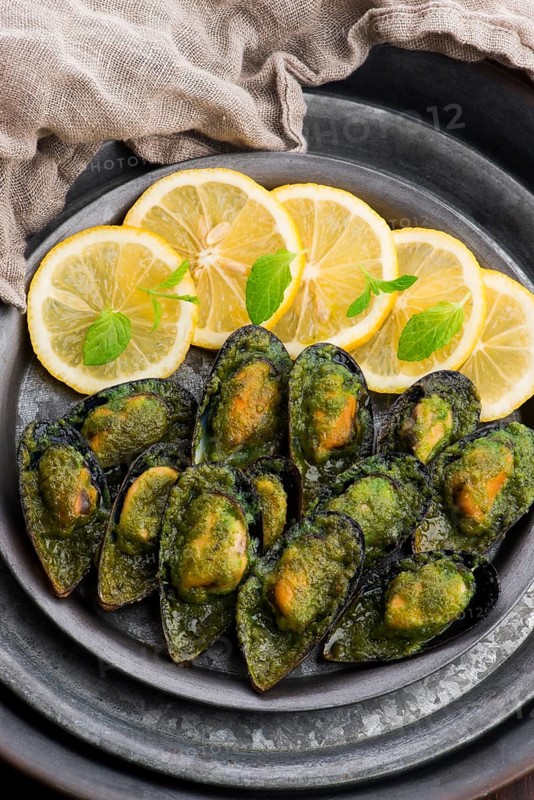 Seafood mussels with lemon, parsley and garlic