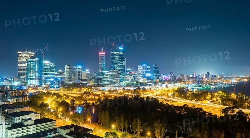 Skyline von Perth vom Kings Park mit Blick auf den John Oldany Park in der Nacht