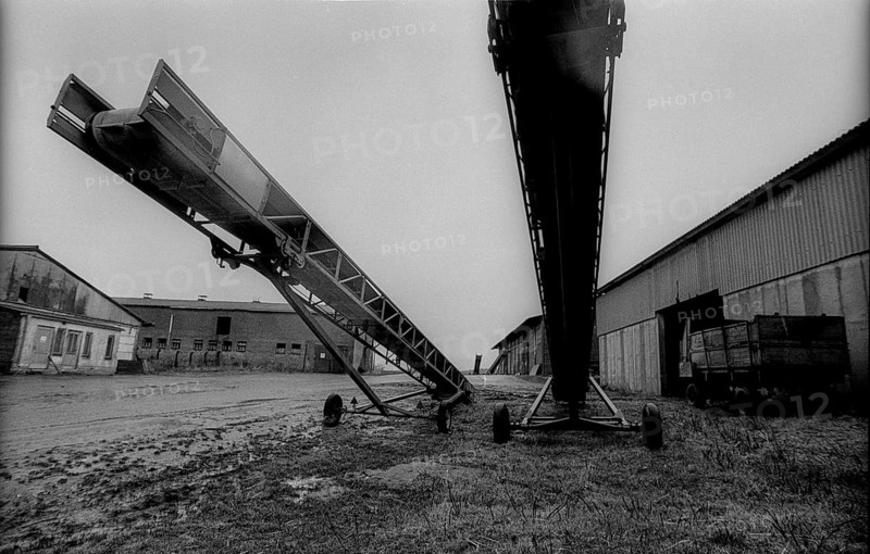 Germany, Sternberg, 12.01.1992, Empty conveyor belts near Sternberg / Mecklenburg