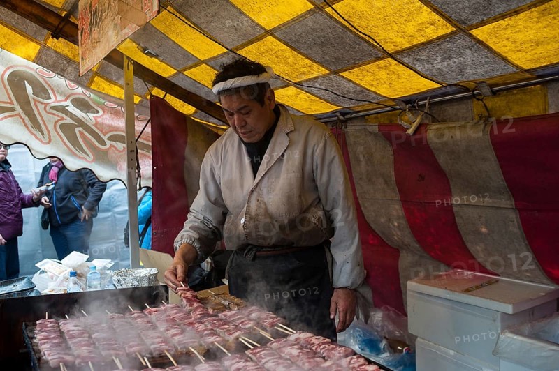 24.12.2017, Kyoto, Japan, Asia, A man prepares freshly roasted yakitori beef skewers at a stall in the park of Fushimi Inari Taisha Sanshuden