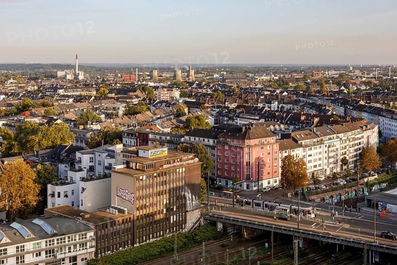 View over Düsseldorf, Wehrhahn stop on Grafenberger Allee, in the background the cooling towers of the Flingern thermal power station and the municipal utilities' waste incineration plant, Düsseldorf, North Rhine-Westphalia, Germany