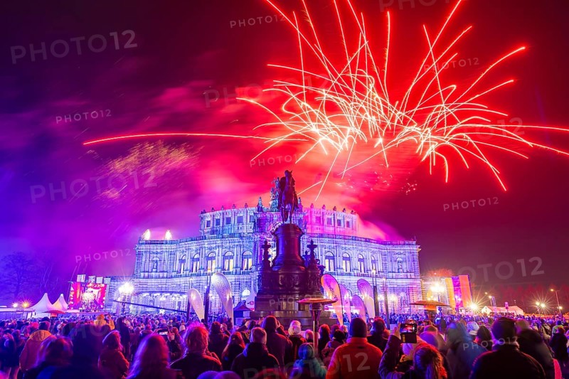 The SemperOperaball 2025 celebrated its 100th anniversary on Friday. Germany's most beautiful classical entertainment event once again proved to be a complete success this year and offered a first-class programme created by top artists. Traditionally, thousands of Dresdeners also celebrated the event of the year outside on the theatre square at the SemperOperairball. Fireworks on the theatre square, Dresden, Saxony, Germany