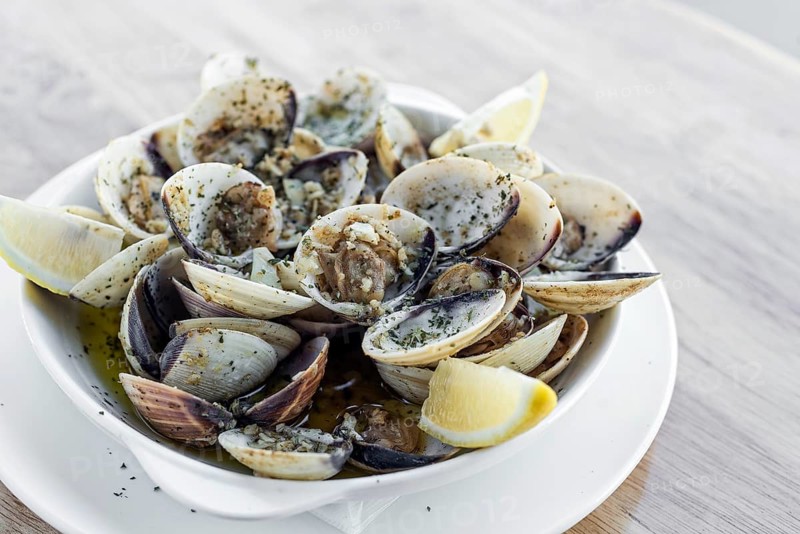 Garlic white wine steamed fresh clams seafood tapas simple snack ameijoas bulhao pato portuguese style