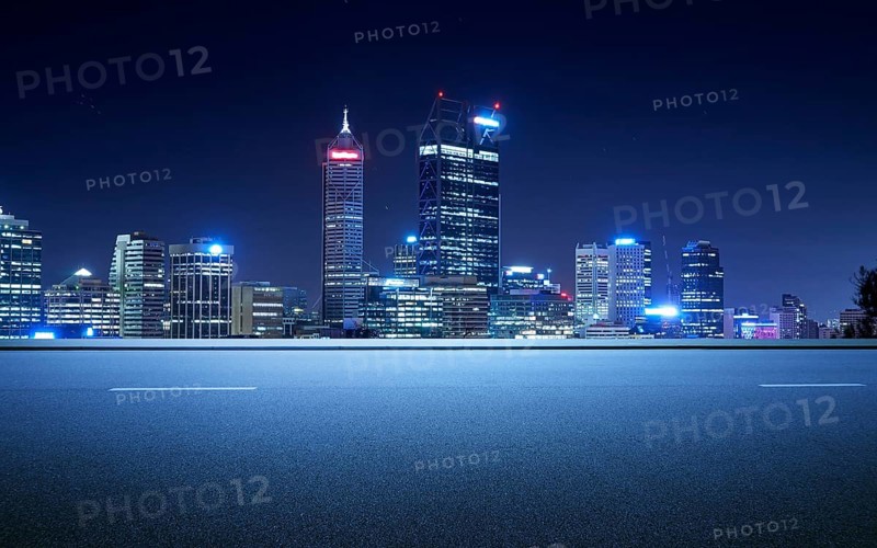 Nebenansicht Asphaltstraße auf Snight Szene in der Nähe der modernen Stadt
