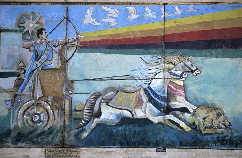Wall mural depicting Saddam Hussein shooting an arrow from a bow while riding down a lion from a Roman war chariot, painting since destroyed, Mosul, Iraq, Middle East/Darstellung Saddam Husseins als Fahrer eines römischen Streitwagens (Bild mittlerweile zerstört) an einer Wand in Mossul, Irak