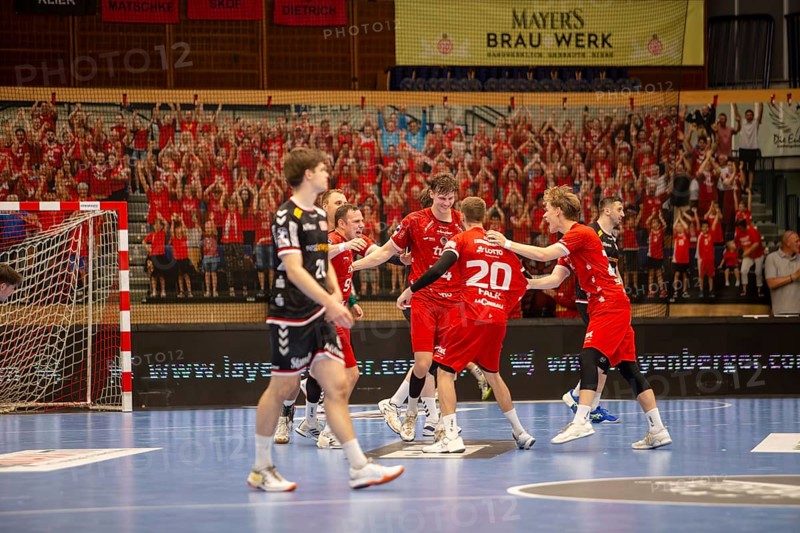 2nd HBL (Handball Bundesliga), Matchday 32: Eulen Ludwigshafen against TuSEM Essen***The Eulen players celebrate the important home win