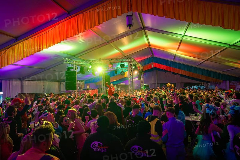 Lively concert with colourful lighting in a fully occupied tent, carnival, Schlagerkuchen Donzdorf, Göppingen district, Germany