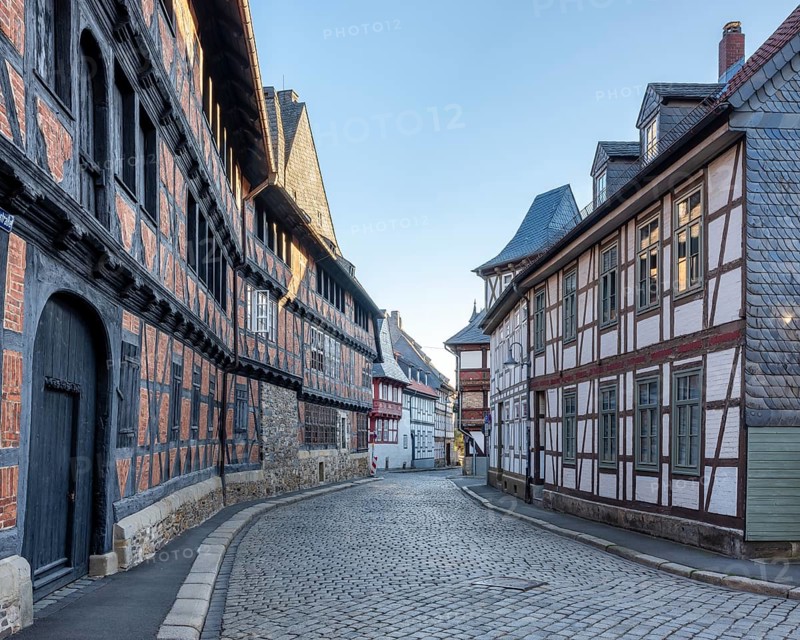 Alley with half-timbered houses and cobblestones in the historic old town, on the left the Siemens house, Goslar, Harz, Lower Saxony, Germany