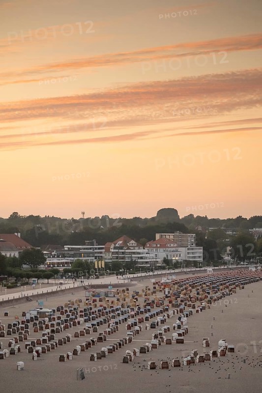 Beach with beach chairs, beach promenade, evening mood, Baltic Sea spa Travemünde, Bay of Lübeck, Lübeck, Schleswig-Holstein, Germany