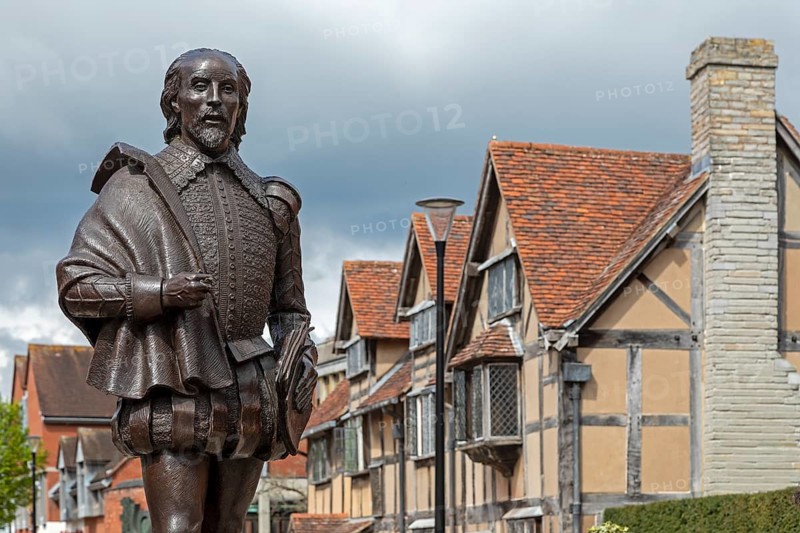 Statue and birthplace of William Shakespeare, Stratford-upon-Avon, Warwickshire, England, Great Britain