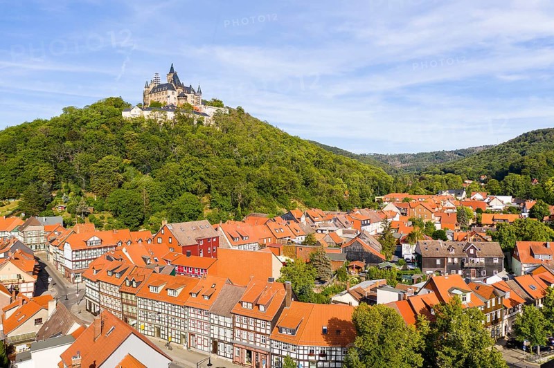Aerial view of the district Nöschenrode with castle, in the foreground half-timbered houses Schöne Ecke, Wernigerode, Harz, Saxony-Anhalt, Germany