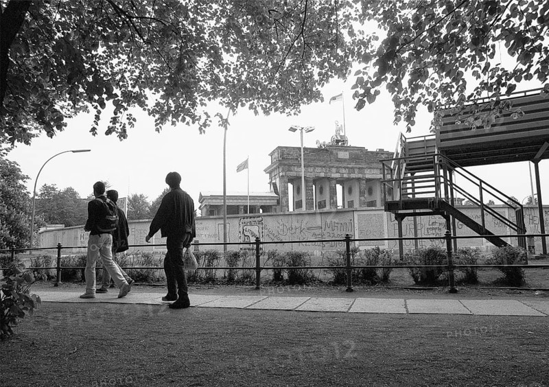 20.11.1988, West Berlin, Straße des 17. Juni, walk along the Wall, behind it the Brandenburg Tor, West Berlin, Berlin-Tiergarten, Germany