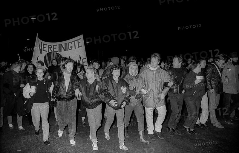 Germany, Berlin, 25 November 1990, human chain around Mainzer Straße, in protest against the eviction of the squats in Mainzer Straße, human chain