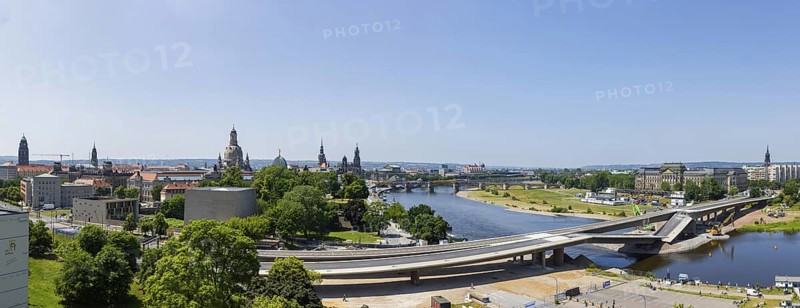 Demolition work continues after the partial collapse of the Carola Bridge. Another carriageway was deliberately brought down, Dresden, Saxony, Germany