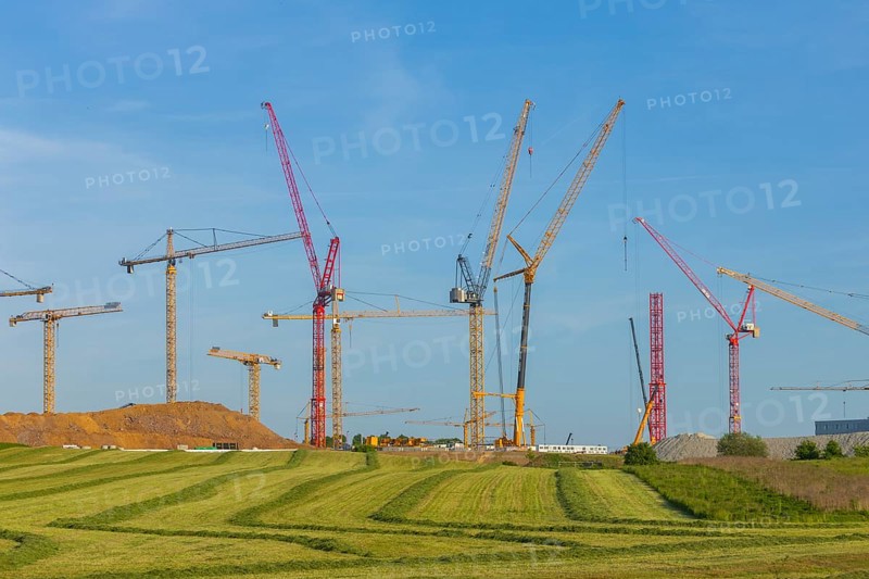The Taiwanese chip manufacturer TSMC is building a new ESMC chip factory in Dresden together with Bosch, Infineon and NXP. The site is next to Bosch's new location in the north of Dresden. The chip manufacturer's CEO is also expected to attend the ground-breaking ceremony in Dresden on 20 August. The plant is scheduled to open in 2027, Dresden, Saxony, Germany